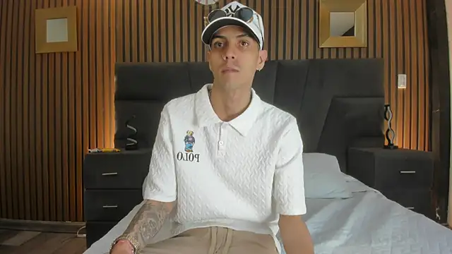 DerryAndIzzy online show from 12/01/25, 04:46