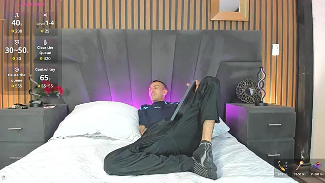 DerryAndIzzy online show from 11/03/25, 04:17