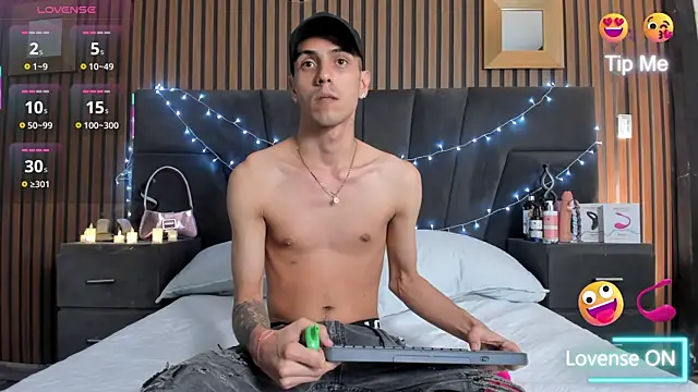 DerryAndIzzy online show from 10/18/25, 03:52