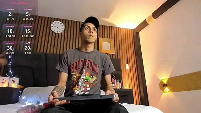 DerryAndIzzy online show from 10/19/25, 04:04