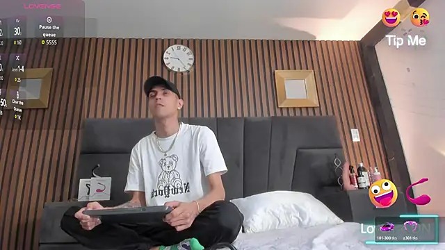 DerryAndIzzy online show from 11/18/25, 04:49