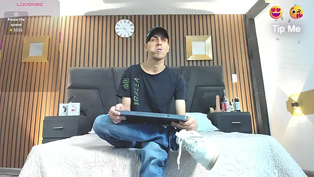 DerryAndIzzy online show from 11/08/25, 04:27