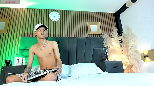 DerryAndIzzy online show from 12/19/25, 05:10