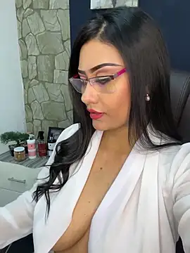 Snapshot of _Isabella_1 chatting on 10/28/25, 02:34 Isabella 1 online show from 10/28/25, 02:34