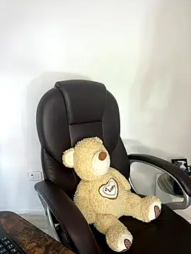 Snapshot of _Isabella_1 chatting on 11/30/25, 02:45 Isabella 1 online show from 11/30/25, 02:45