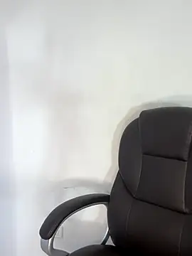 Snapshot of _Isabella_1 chatting on 12/17/25, 02:38 Isabella 1 online show from 12/17/25, 02:38