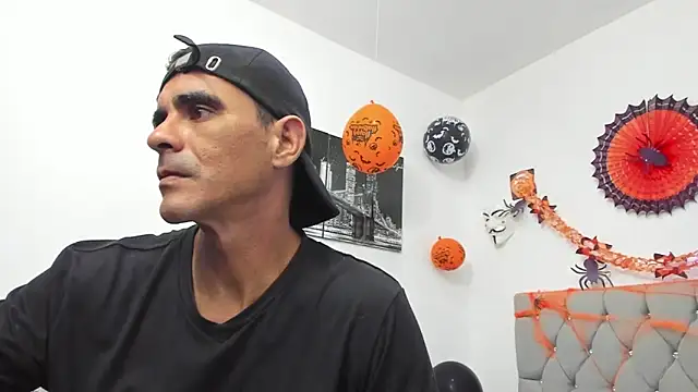 Snapshot of Sofi_And_Santy chatting on 10/15/25, 01:26 Sofi And Santy online show from 10/15/25, 01:26