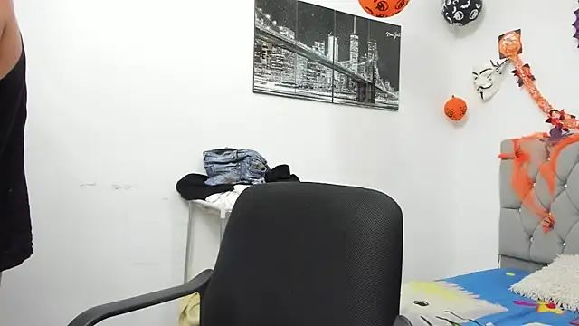 Sofi And Santy online show from 11/08/25, 01:53