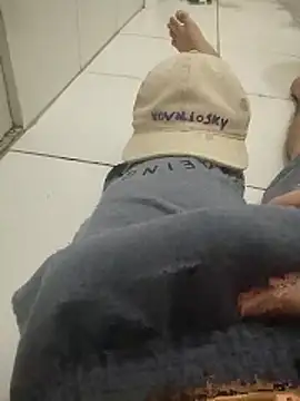 Guilhermekovaliosky online show from 12/17/25, 03:50