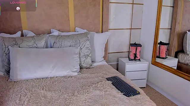 lyrabellini online show from 12/22/25, 10:48