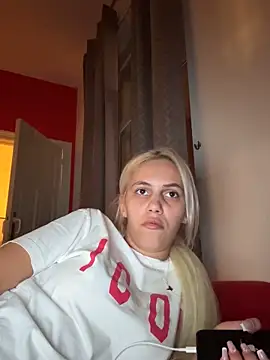 Snapshot of Andreea-Tina01A chatting on 10/13/25, 06:42 Andreea-Tina01A online show from 10/13/25, 06:42