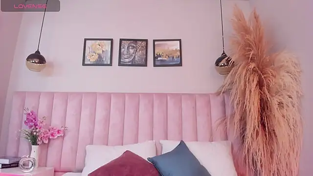 Isabella  gonzalez  online show from 12/01/25, 03:40