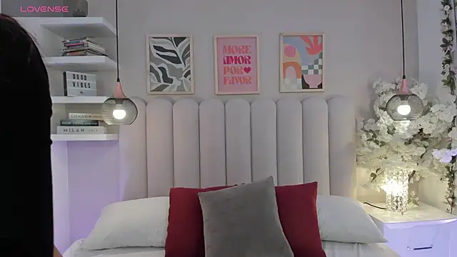 Isabella  gonzalez  online show from 10/28/25, 03:29