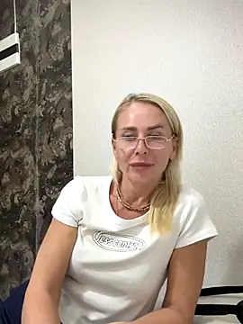 ElenabonyX online show from 10/31/25, 11:18