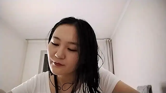 Snapshot of Lyndasilk chatting on 10/16/25, 02:14 Lyndasilk online show from 10/16/25, 02:14