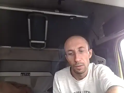 Snapshot of tt47mbt chatting on 10/12/25, 11:44 tt47mbt online show from 10/12/25, 11:44