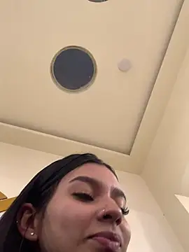 AlyssaRay online show from 02/02/26, 06:51