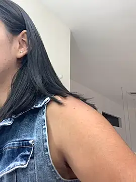 AlyssaRay online show from 12/04/25, 08:19