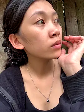 linh-lan1 online show from 10/31/25, 12:40