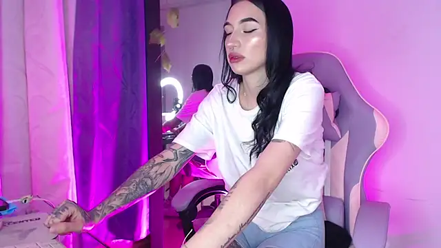 Snapshot of Candy_leilaa3 chatting on 12/18/25, 04:06 Candy leilaa3 online show from 12/18/25, 04:06