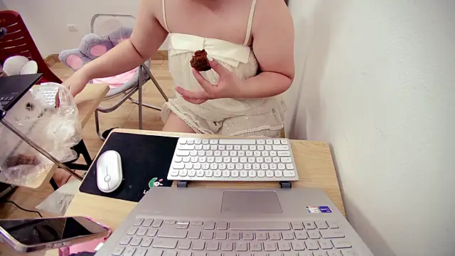 Hanna Mina online show from 11/06/25, 03:43