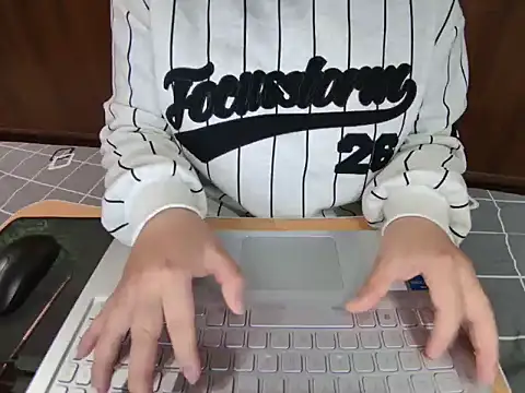 Hanna Mina online show from 12/17/25, 05:01