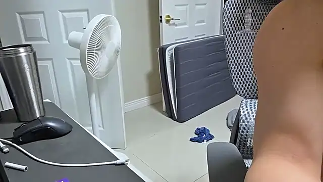 Snapshot of koreanboy2341 chatting on 10/18/25, 06:10 koreanboy2341 online show from 10/18/25, 06:10