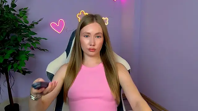 Snapshot of EllyColins chatting on 07/10/26, 04:01 EllyColins online show from 07/10/26, 04:01
