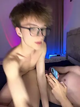 TwinksNextDoor online show from 04/11/26, 04:10