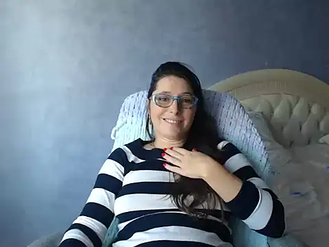 Snapshot of LuckyLisa23 chatting on 10/31/25, 10:12 LuckyLisa23 online show from 10/31/25, 10:12