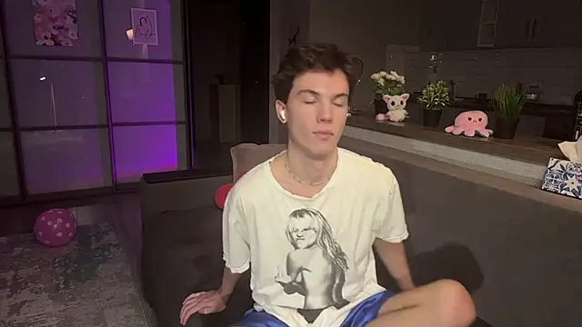 Jeremy1Scott online show from 11/23/25, 03:38