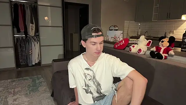 Jeremy1Scott online show from 11/16/25, 03:33