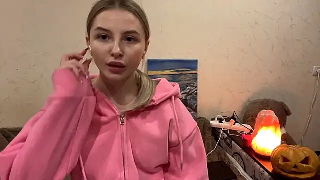 Snapshot of VictoriaMystery chatting on 10/30/25, 03:42 VictoriaMystery online show from 10/30/25, 03:42