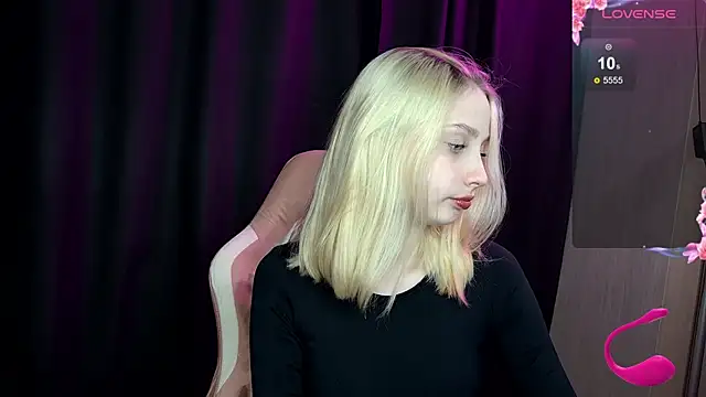 Snapshot of Fluffy_Cloude chatting on 11/13/25, 07:29 Fluffy Cloude online show from 11/13/25, 07:29