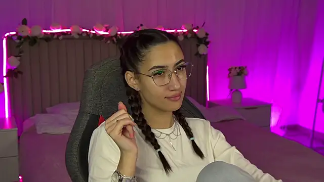 Snapshot of RebeckaThornton chatting on 11/16/25, 11:48 RebeckaThornton online show from 11/16/25, 11:48