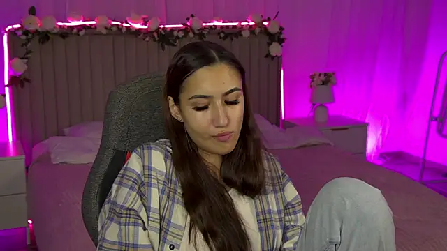 Snapshot of RebeckaThornton chatting on 11/18/25, 05:49 RebeckaThornton online show from 11/18/25, 05:49