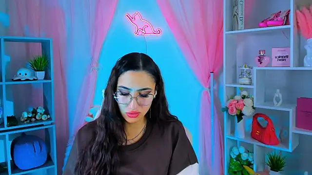 Snapshot of RebeckaThornton chatting on 11/11/25, 10:10 RebeckaThornton online show from 11/11/25, 10:10