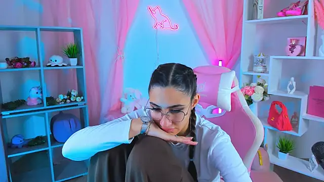 Snapshot of RebeckaThornton chatting on 11/09/25, 12:53 RebeckaThornton online show from 11/09/25, 12:53