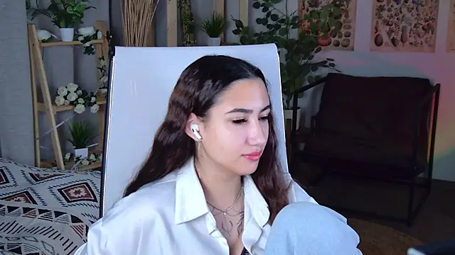 Snapshot of RebeckaThornton chatting on 11/29/25, 08:36 RebeckaThornton online show from 11/29/25, 08:36