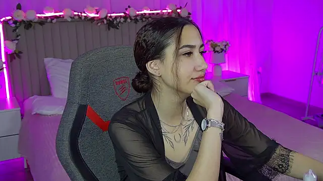 Snapshot of RebeckaThornton chatting on 12/17/25, 07:46 RebeckaThornton online show from 12/17/25, 07:46