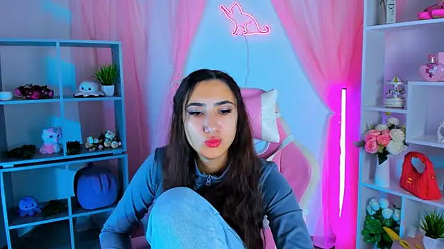 Snapshot of RebeckaThornton chatting on 11/13/25, 09:02 RebeckaThornton online show from 11/13/25, 09:02