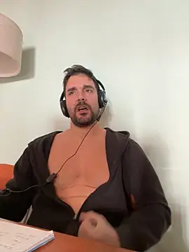 Snapshot of ReDiBastoni90 chatting on 10/29/25, 08:24 ReDiBastoni90 online show from 10/29/25, 08:24