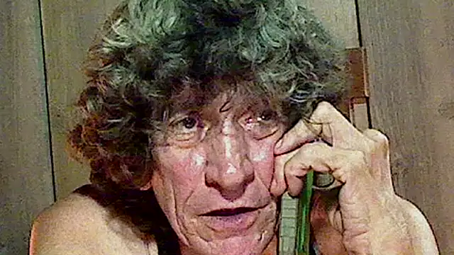 Snapshot of OldManOnline chatting on 10/27/25, 04:24 OldManOnline online show from 10/27/25, 04:24