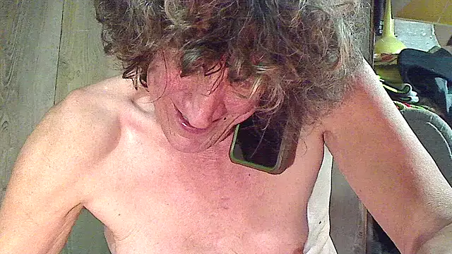 Snapshot of OldManOnline chatting on 12/19/25, 05:43 OldManOnline online show from 12/19/25, 05:43