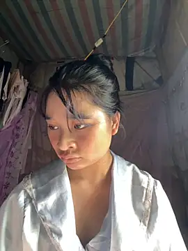 Snapshot of Linh-xxx chatting on 10/13/25, 06:59 Linh-xxx online show from 10/13/25, 06:59