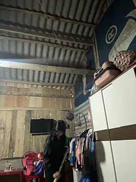 Snapshot of Linh-xxx chatting on 10/18/25, 11:18 Linh-xxx online show from 10/18/25, 11:18