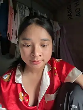 Snapshot of Linh-xxx chatting on 10/31/25, 06:10 Linh-xxx online show from 10/31/25, 06:10