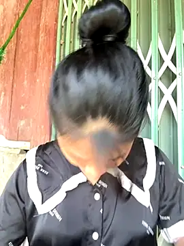 Snapshot of Linh-xxx chatting on 10/15/25, 05:17 Linh-xxx online show from 10/15/25, 05:17