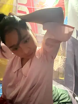 Snapshot of Linh-xxx chatting on 10/15/25, 10:51 Linh-xxx online show from 10/15/25, 10:51