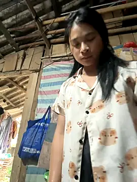 Snapshot of Linh-xxx chatting on 10/14/25, 02:23 Linh-xxx online show from 10/14/25, 02:23